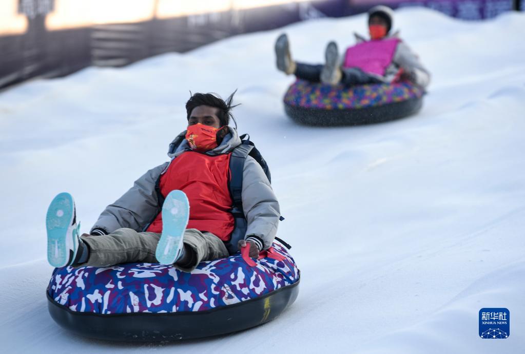 雪遊びを楽しみながら冬季五輪を歓迎する留学生たち　寧夏
