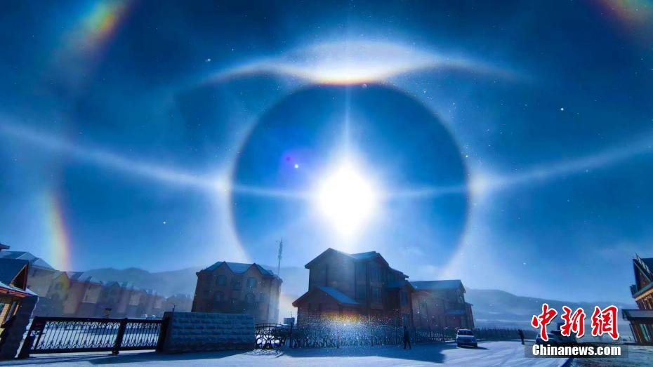 「万華鏡が回転するような空」が新疆サリム湖に出現