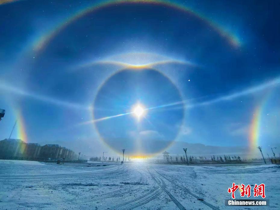 「万華鏡が回転するような空」が新疆サリム湖に出現