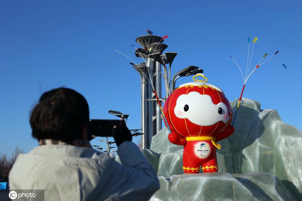 北京冬季五輪マスコットがオリンピック公園に登場--人民網日本語