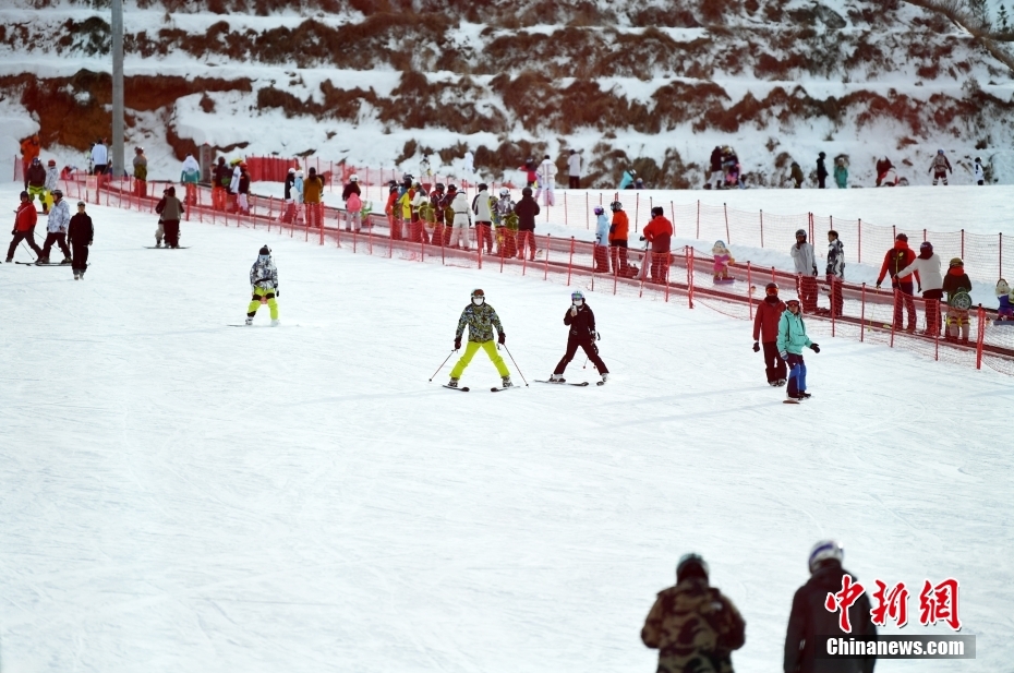 崇礼富竜スキー場でウィンタースポーツを楽しむ人々（2021年12月8日撮影・翟羽佳）。