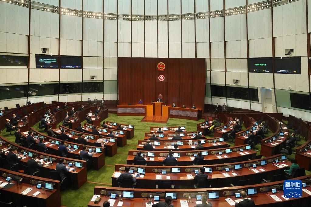 香港特区第7期立法会が初会議　国章と区章が同時に掲げられる