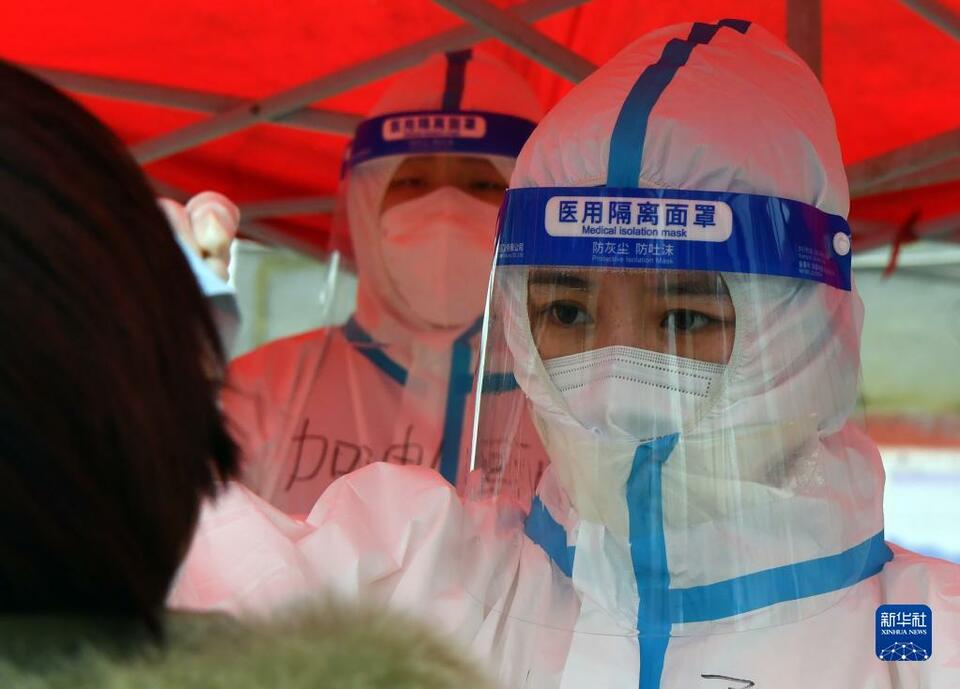 肩を並べて共に新型コロナに立ち向かう看護師夫婦　河南省