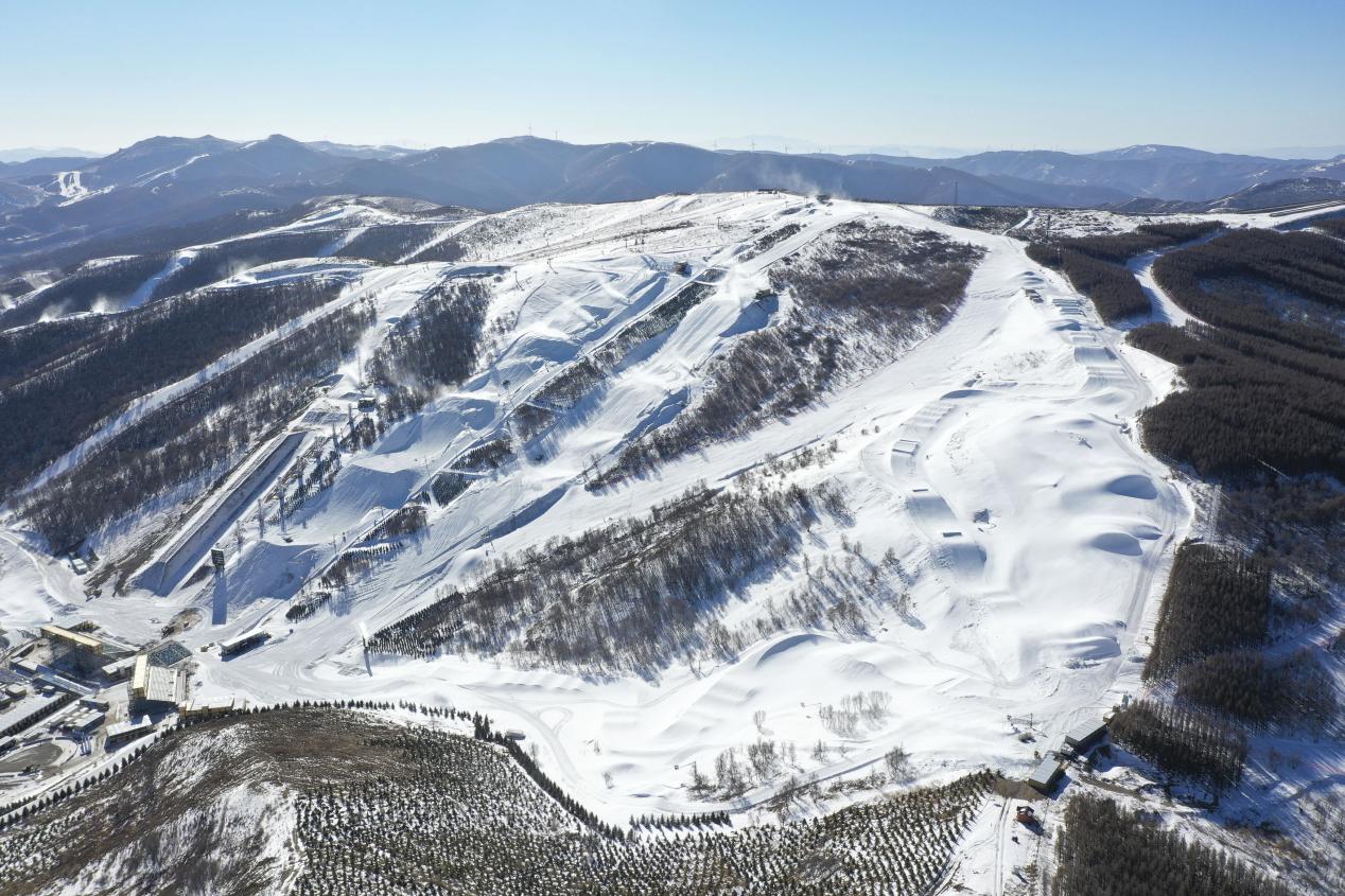 2021年12月6日、上空から見た冬季五輪張家口ゾーンの雲頂スキー公園（武殿森/人民図片）。