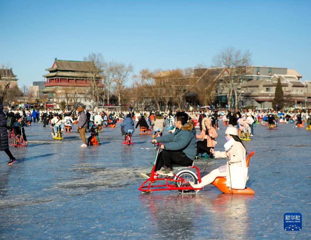 週末の屋外スケートリンクは大賑わい　北京