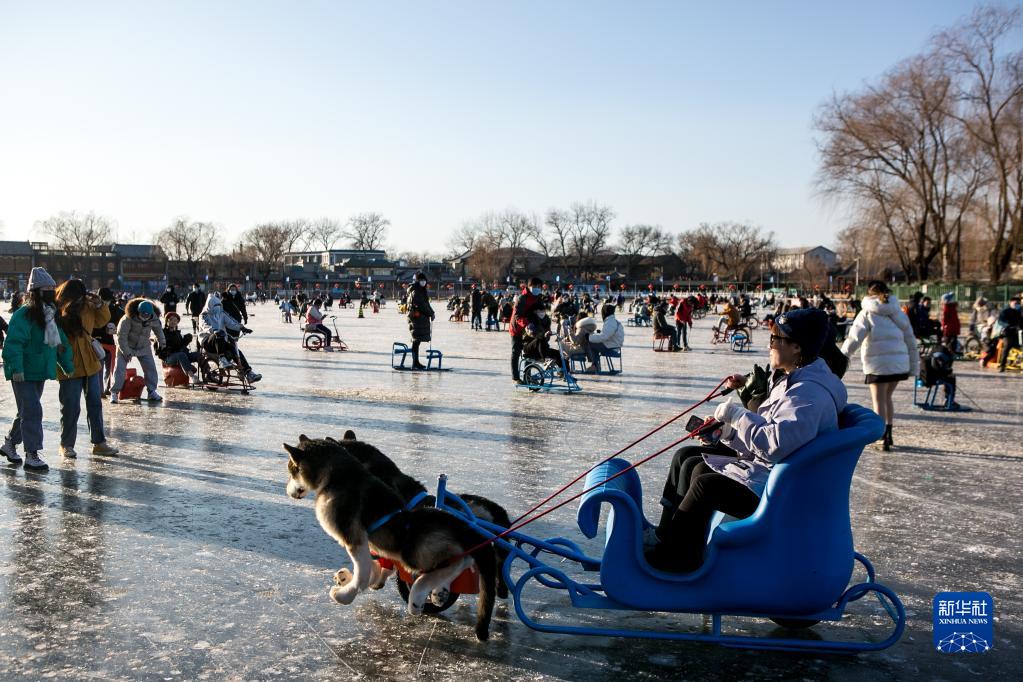 週末の屋外スケートリンクは大賑わい　北京