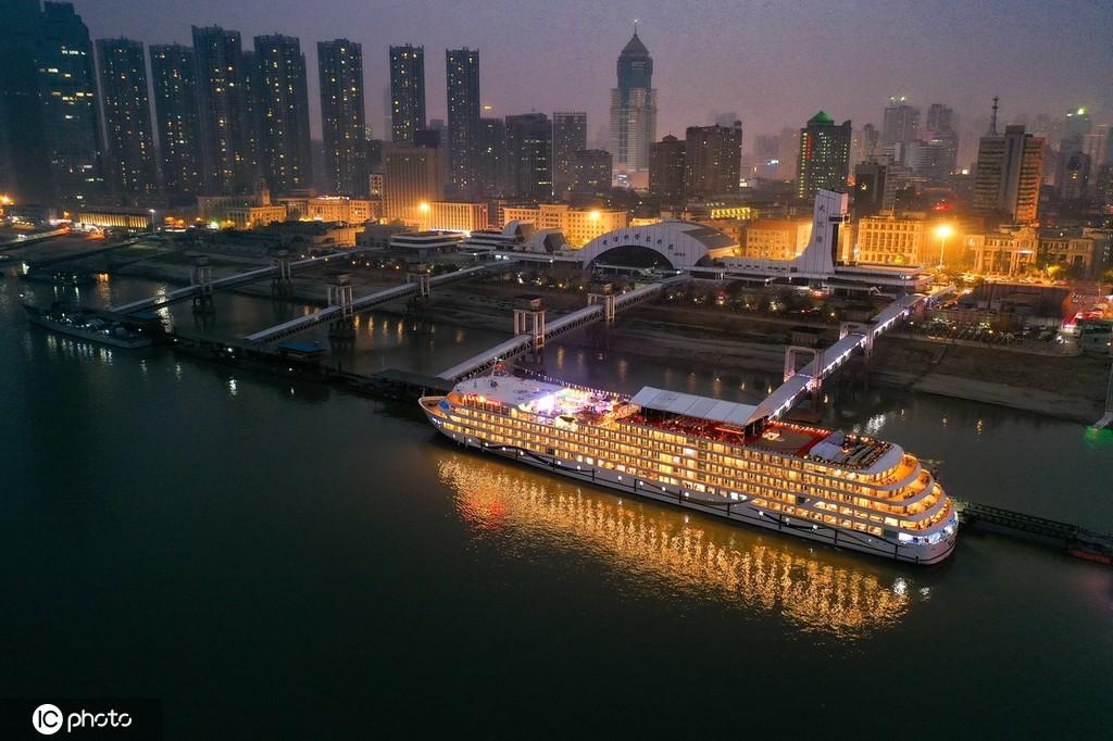 1月16日、湖北省北武漢港埠頭で行われたクルーズ船「長江三号」運航開始式（写真著作権は東方ICが所有のため転載禁止）。