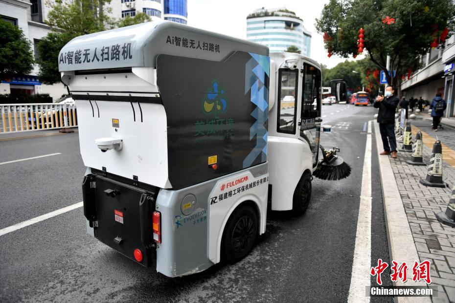 1月18日、福州市鼓屏路で試験運転中のAIスマート無人路面清掃車（撮影・呂明）。