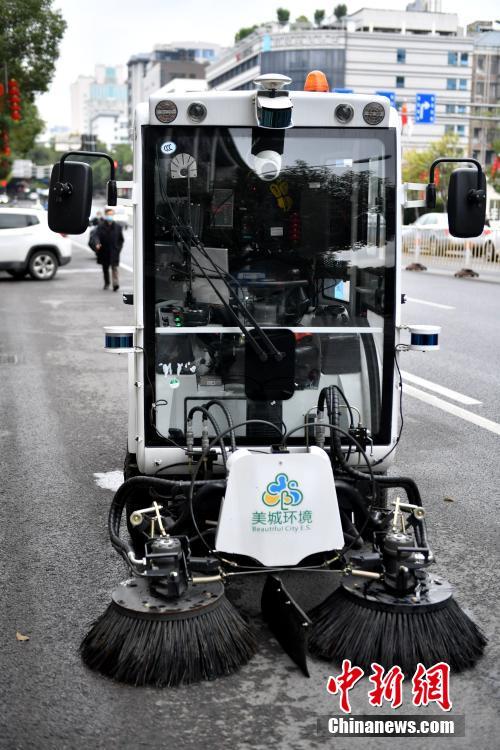 AIスマート無人路面清掃車が福州の街頭に登場　福建
