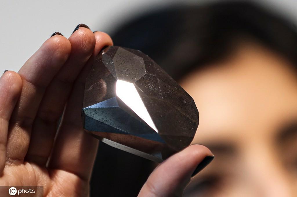 世界最大のカットダイヤとしてギネス登録されている黒ダイヤ「エニグマ」（写真著作権は東方ICが所有のため転載禁止）。