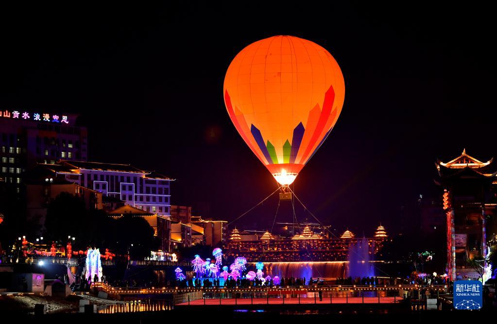 熱気球で夜景観賞、新春祝う輝くイルミネーション　湖北省宣恩