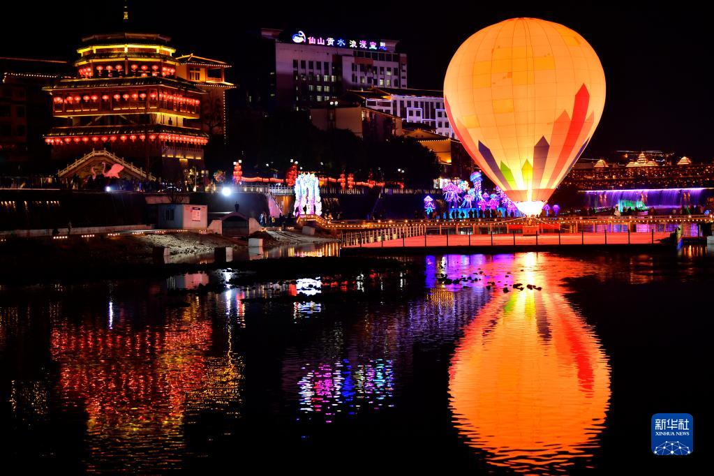 熱気球で夜景観賞、新春祝う輝くイルミネーション　湖北省宣恩