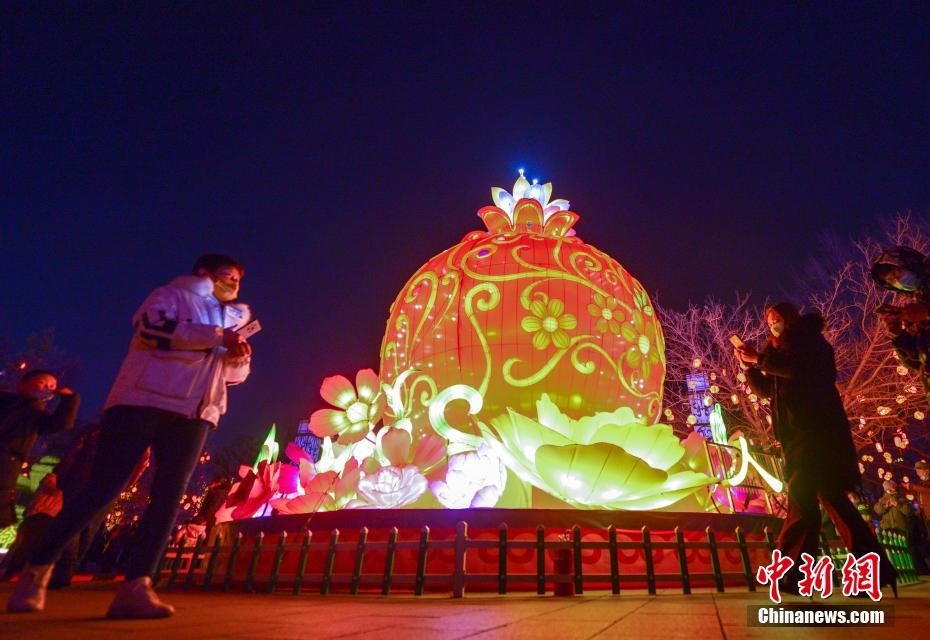 1月18日夜、「大型飾り灯籠・氷像展」を鑑賞する多くの市民でにぎわう新疆維吾爾（ウイグル）自治区烏魯木斉（ウルムチ）市の人民公園（撮影・劉新）。