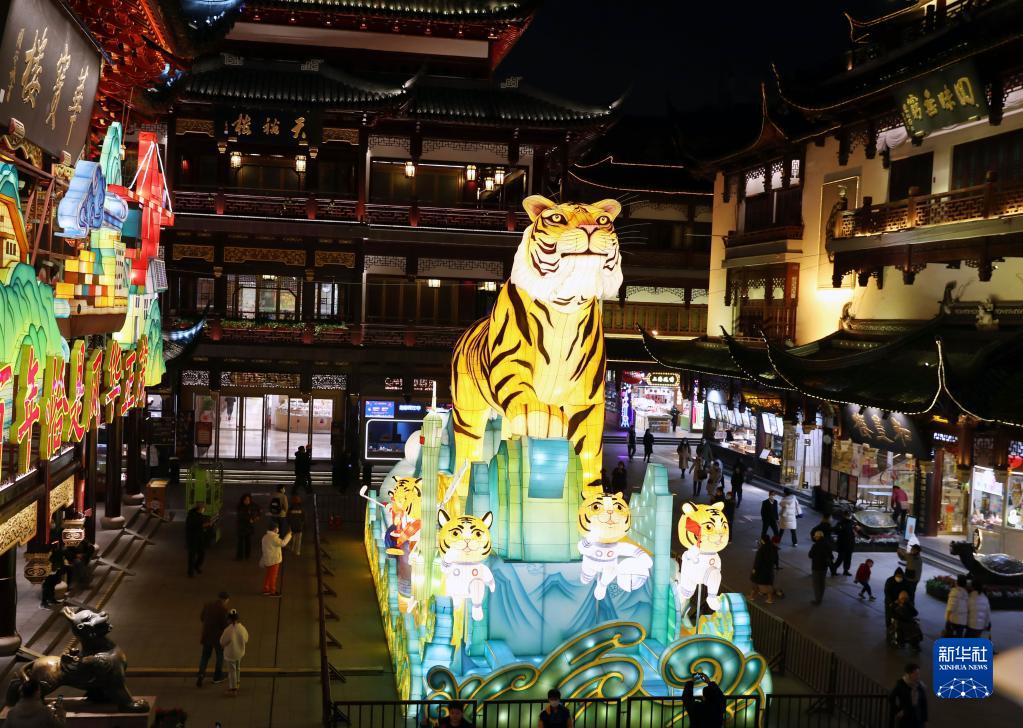 豫園商城中心広場に18日夜に登場した寅年巨大イルミネーション装置「虎躍東方」（撮影・劉穎）。