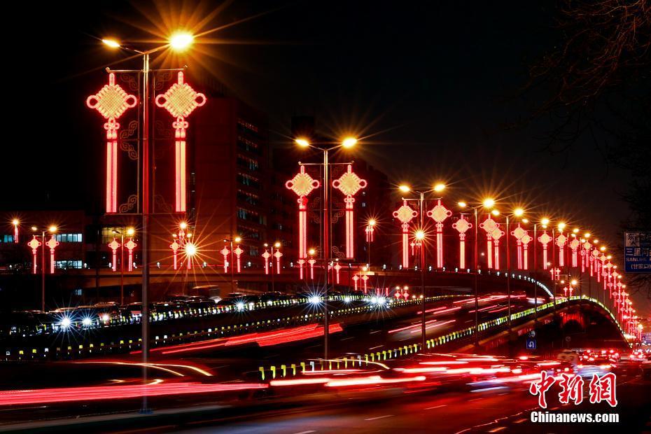 北京の長安街の「中国結び」ライトが点灯
