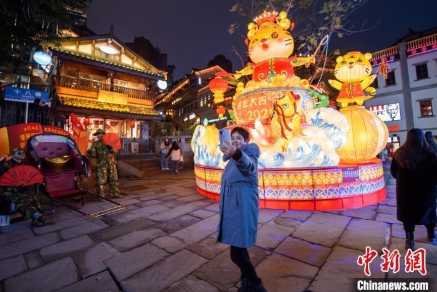 十八梯民俗文化ランタン展で新春を迎える　重慶市