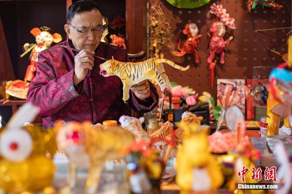 干支「トラ」の飾り灯籠制作に追われる民間工芸職人　江蘇省南京