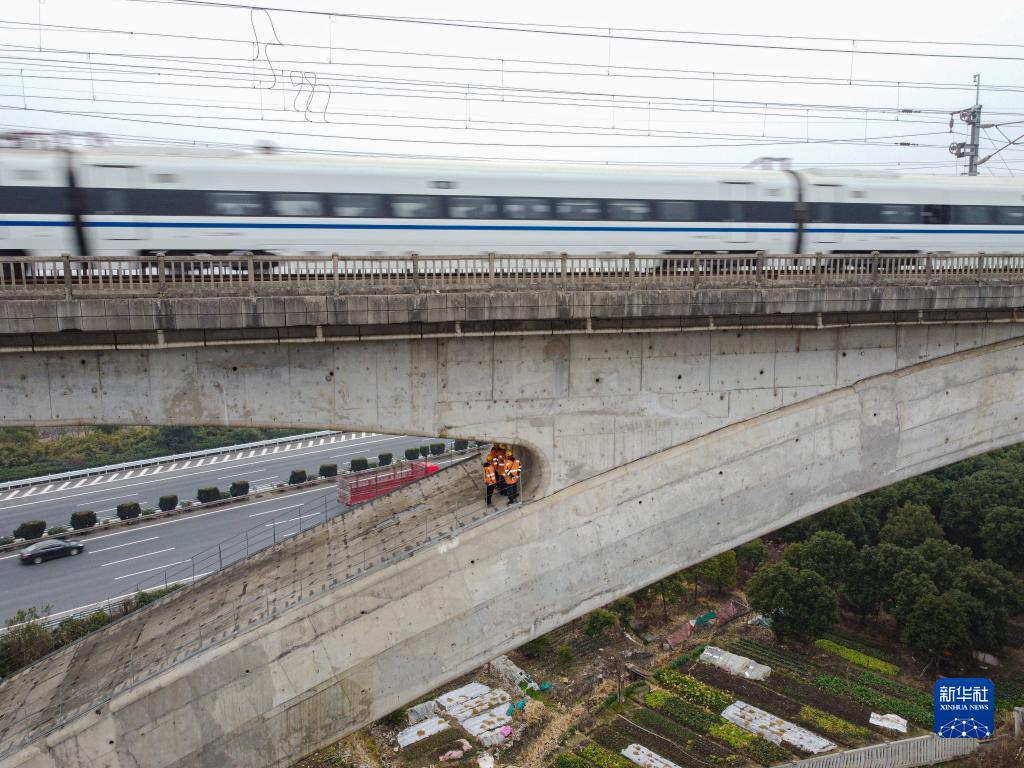 1月25日、旋回部（梁）の外側を念入りに点検する橋梁点検作業員（ドローンによる撮影・江漢）。