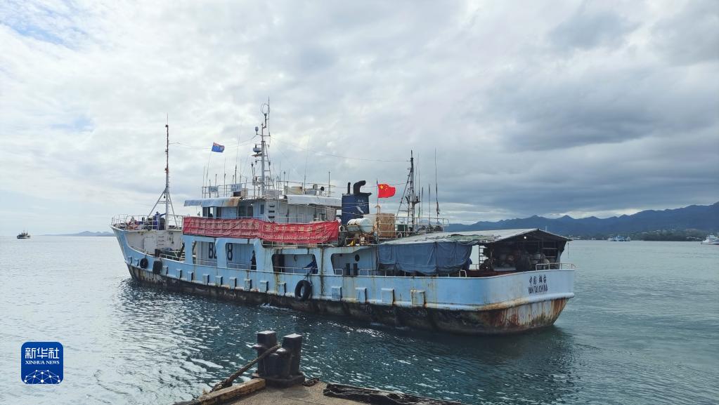 1月24日、フィジーの首都スバの漁船埠頭から出航する、中国政府からの支援物資の輸送を担う中水集団公司の漁船（撮影・張永興）。