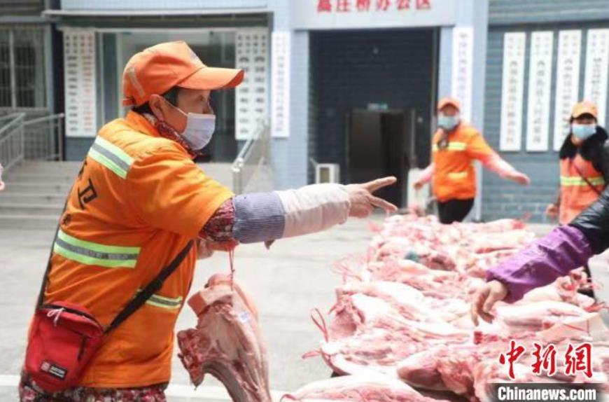 清掃員240人に抽選で豚肉プレゼント　四川省宜賓市