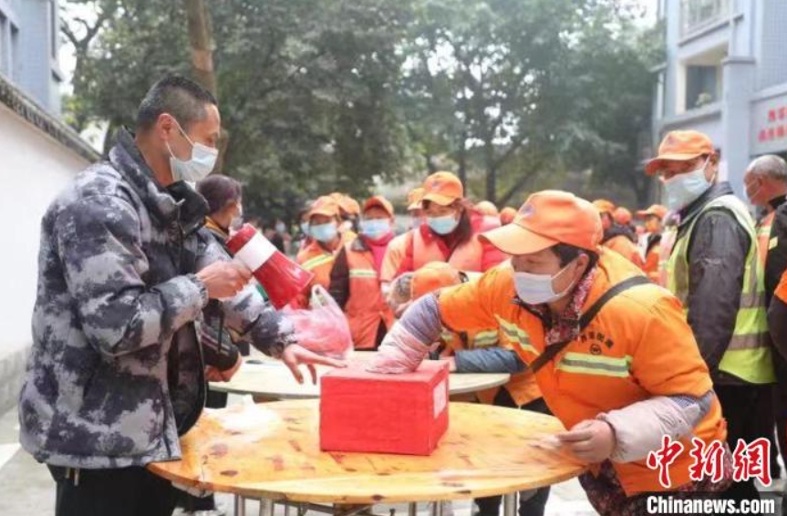 清掃員240人に抽選で豚肉プレゼント　四川省宜賓市