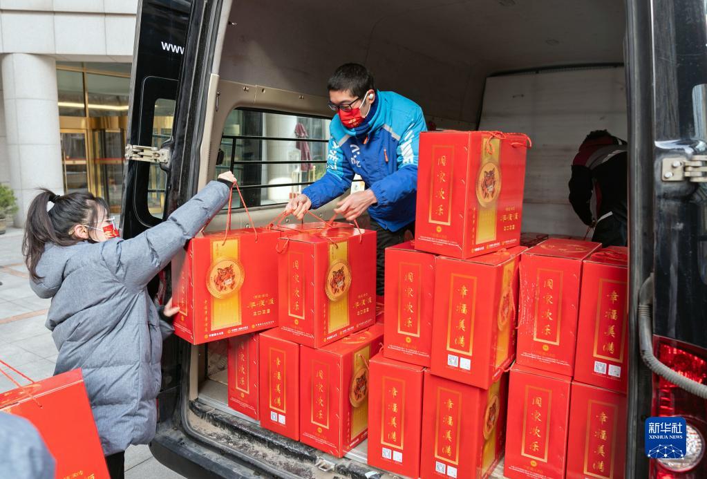 北京中国職工之家で26日、年越し料理ギフトパックを受け取る宅配業界の代表者（撮影・才揚）。