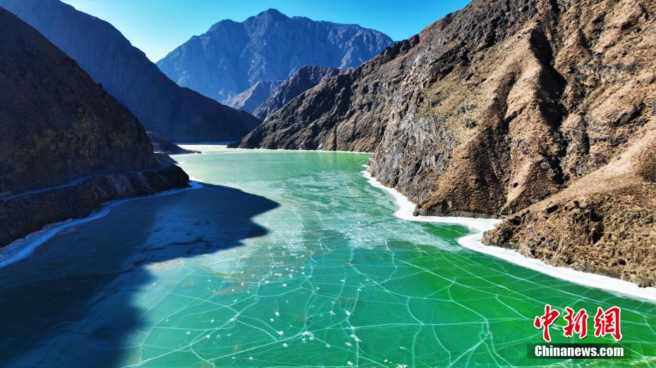エメラルドグリーンに輝く幻想的な景色広がる結氷した黒河峡谷の川　甘粛省