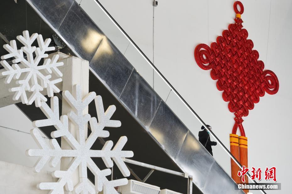 メインメディアセンターの雪の飾りと中国結びの「コラボ」（1月26日撮影・何蓬磊）。