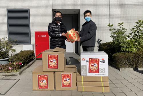 在日本中国大使館が日本在住の同胞と留学生に「春節パック」配布