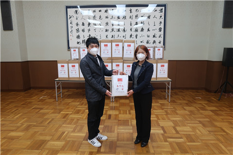 在日本中国大使館が日本在住の同胞と留学生に「春節パック」配布