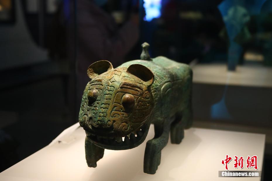 江西省博物館の至宝「青銅の虎」　愛らしさの中にも威厳