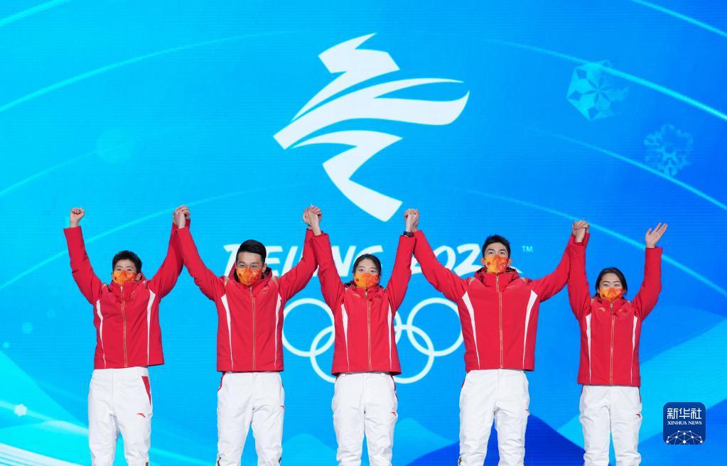 ショートトラック混合団体リレー表彰式、中国が金　北京冬季五輪