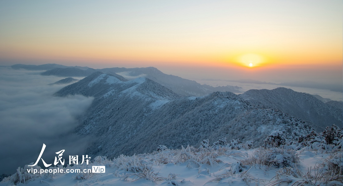 幻想的な雪景色広がる降雪後の太子尖景勝地　浙江省