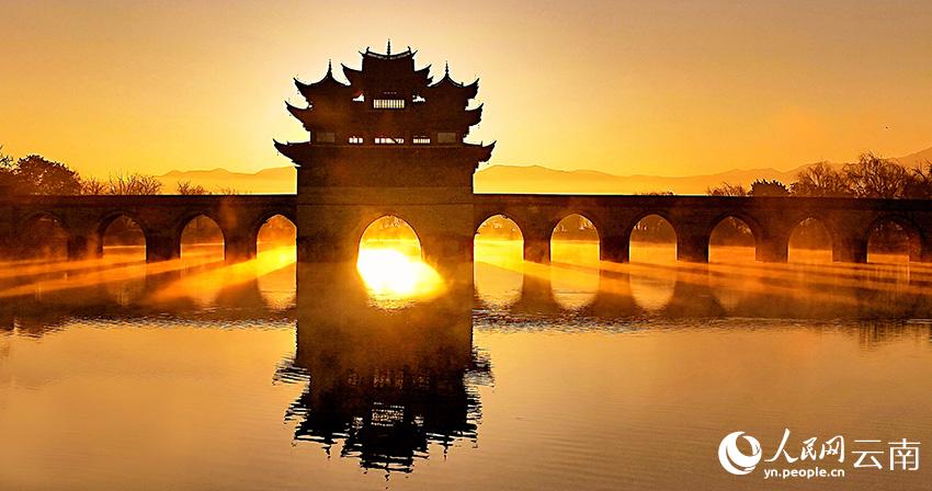 雲南省建水に現れた「黄金の光が橋のアーチに差し込む」絶景（撮影・盧維前）。