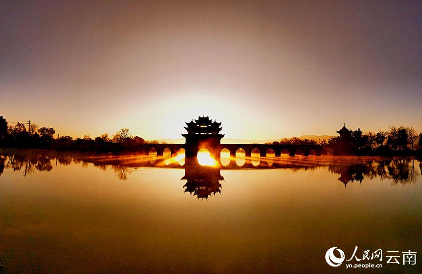 春節明け出勤初日、橋のアーチに注ぐ朝日の絶景現る　雲南省建水