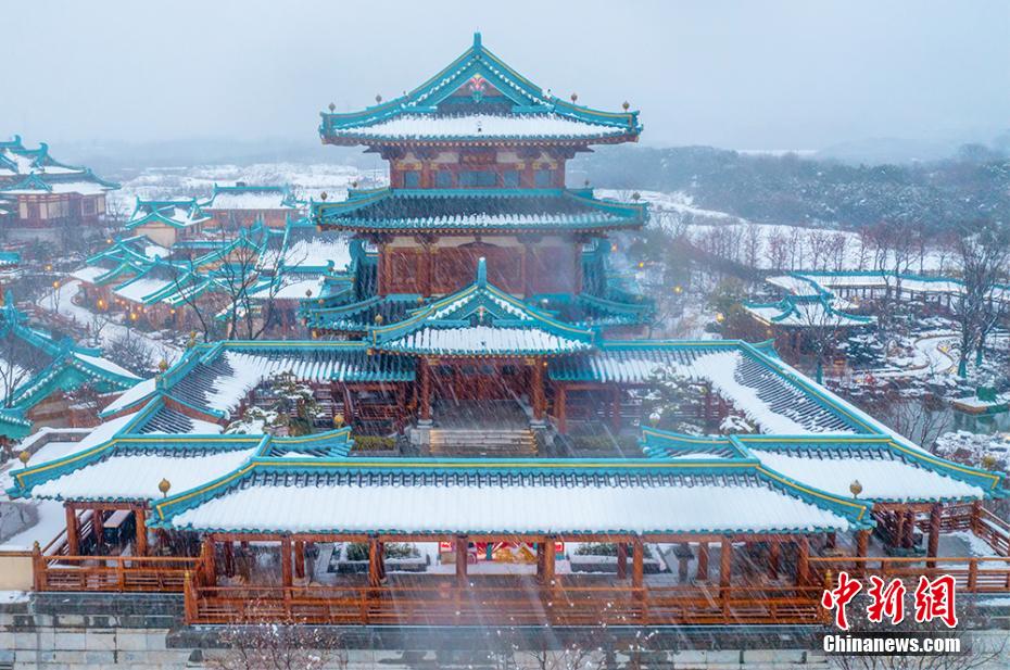 舞い落ちる雪で飾られた伝統的な建築物に思わずウットリ　江蘇省