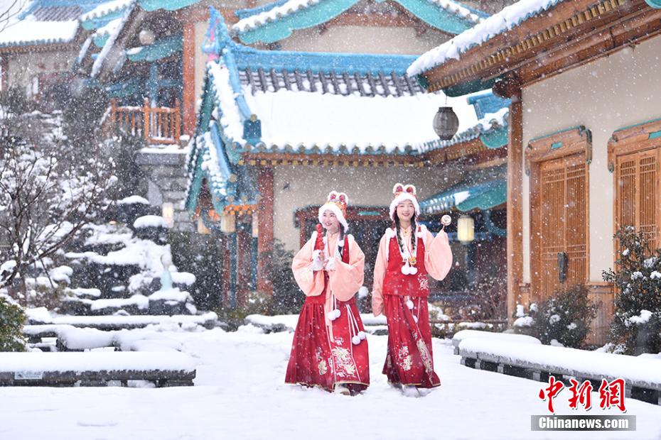 舞い落ちる雪で飾られた伝統的な建築物に思わずウットリ　江蘇省
