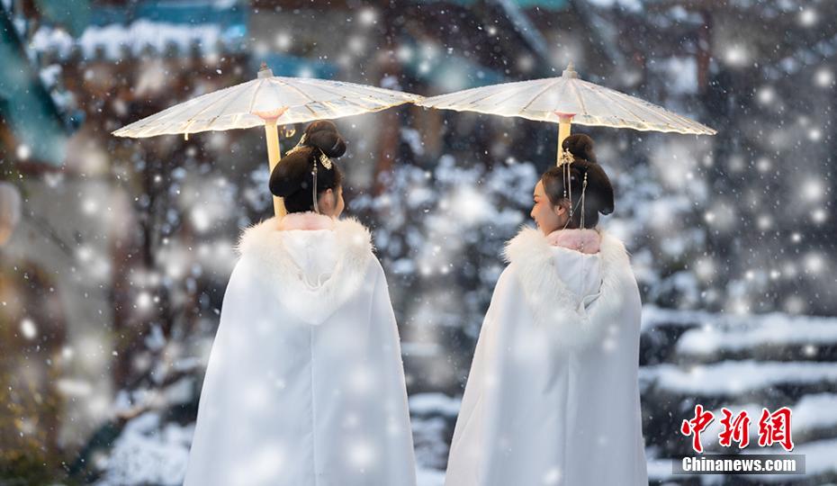 舞い落ちる雪で飾られた伝統的な建築物に思わずウットリ　江蘇省