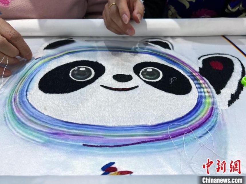 青海刺繍版「ビン・ドゥンドゥン」が北京冬季五輪にエール！