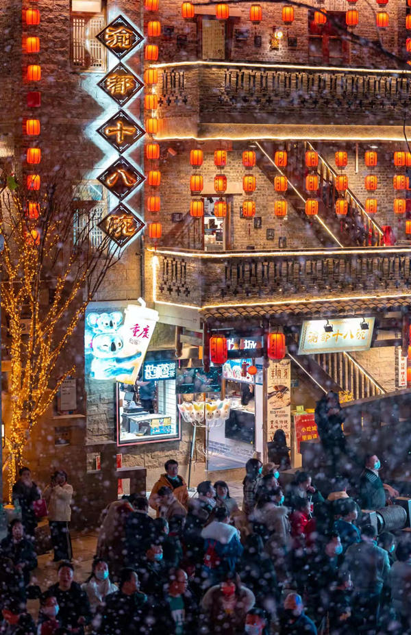 重慶十八梯伝統風貌区、「山城」を照らし尽くす月明り　重慶市