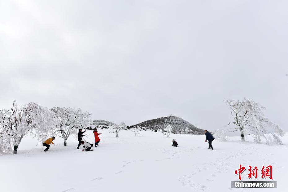 幻想的な風景広がる重慶の菖蒲高山生態観光リゾート