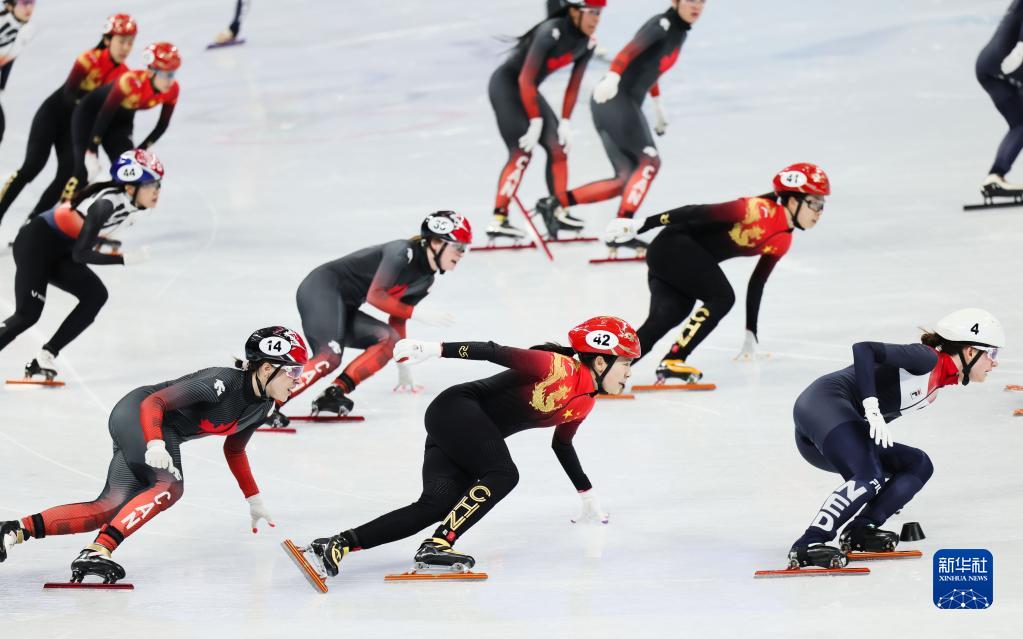 滑走する中国・張楚桐選手（写真手前中央、2月13日撮影・蘭紅光）。