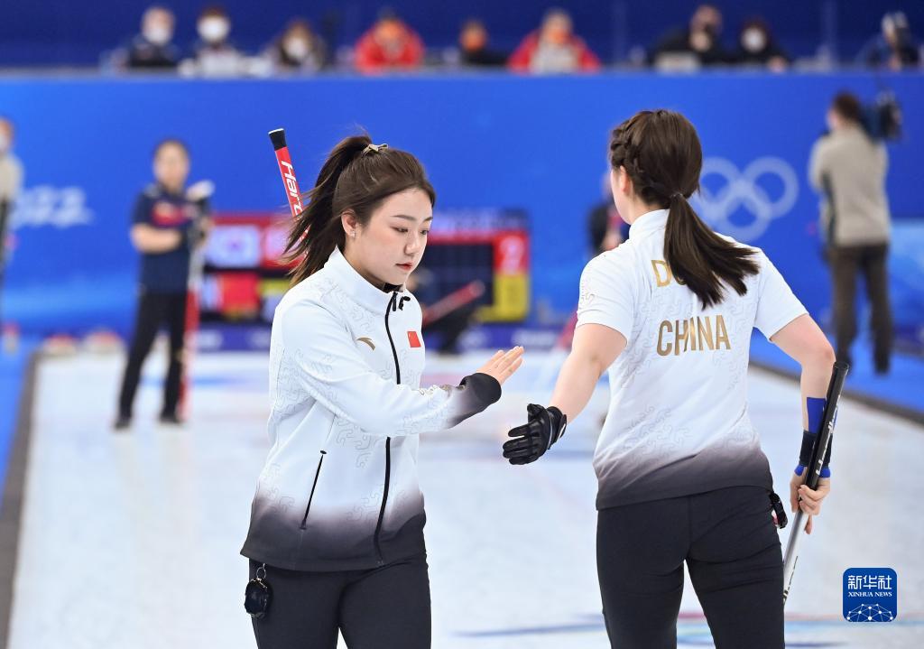 競技中の中国代表の韓雨選手（写真左、2月13日撮影・黄孝邦）。