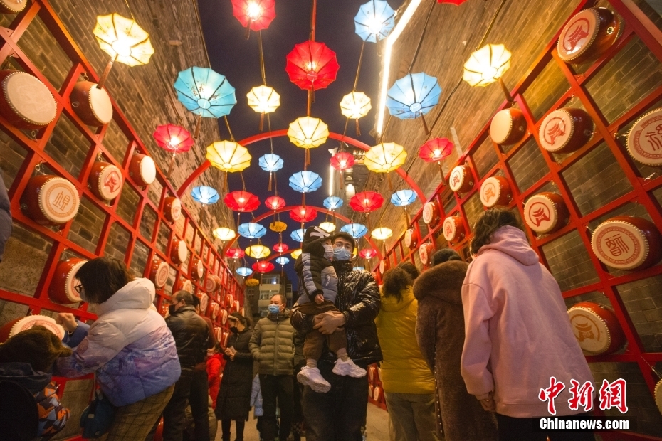 山西省太原市で、ライトアップされた鐘楼街を散策し、元宵節を祝う人々（2月14日撮影・張雲）。