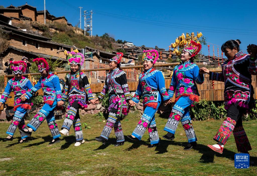 「賽装節」で民族舞踊を踊る女性たち（2月15日撮影・陳欣波）。