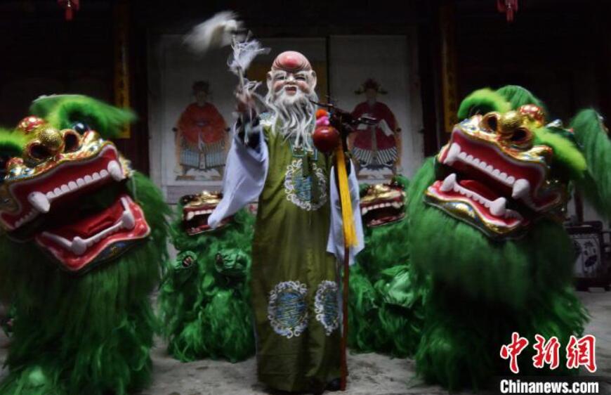 元宵節祝う無形文化遺産の「緑の獅子」　浙江省斎坑