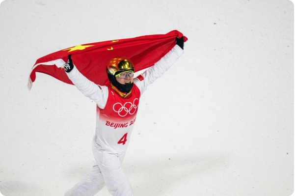 北京五輪フリースタイルスキー男子エアリアルで優勝し、喜ぶ中国の斉広璞選手（2月16日撮影・肖芸九）。