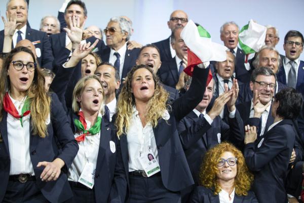 2019年6月24日、2026年冬季五輪の開催地がイタリアに決まり大喜びするイタリアの関係者（撮影・徐金泉）。