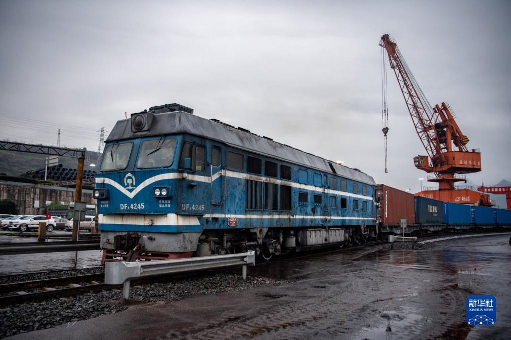 2月19日、重慶果園港で、中欧班列列車に貨物を積載する作業車両（撮影・唐奕）