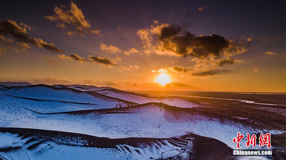 降雪後の敦煌に広がる雪に覆われた幻想的な景色　甘粛省